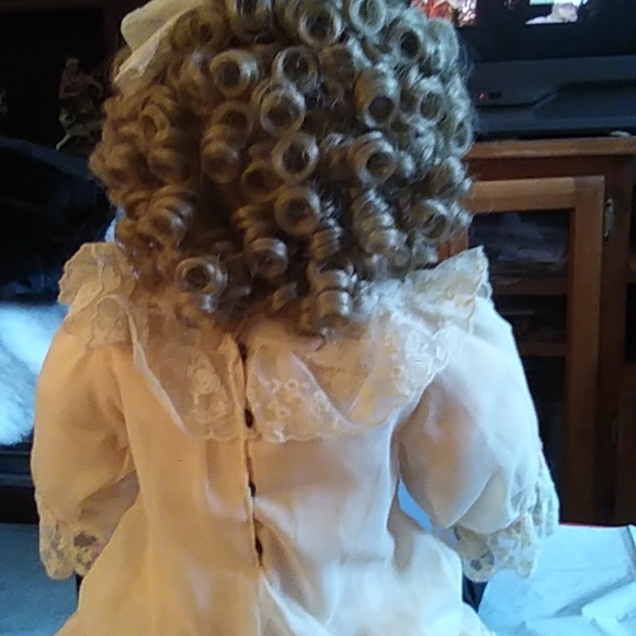 The Franklin Heirloom Be'be' Jumeau Doll - Picture 4 of 15